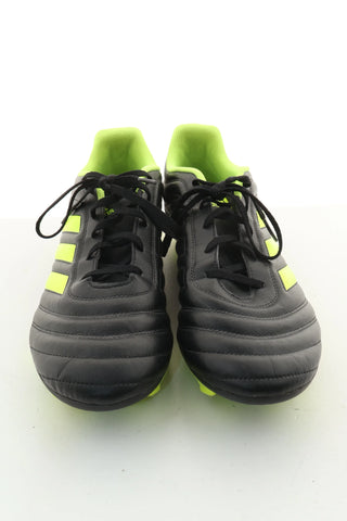 Schwarze Fußballschuhe