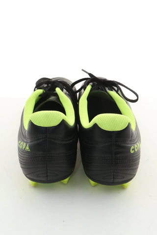 Schwarze Fußballschuhe