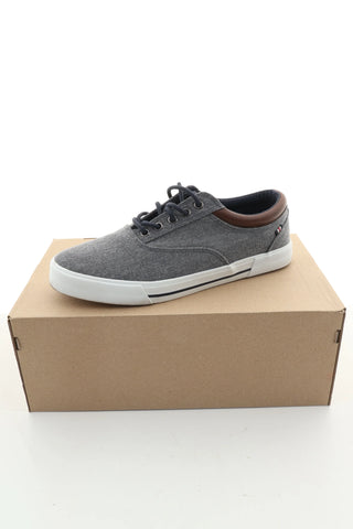 Graue Turnschuhe