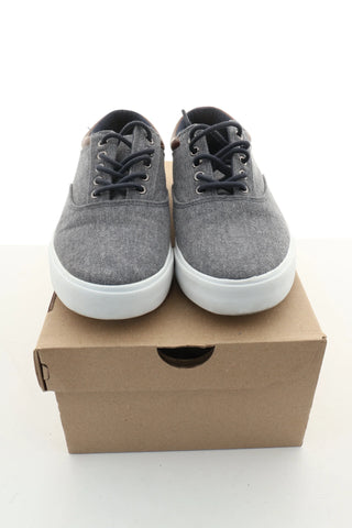 Graue Turnschuhe
