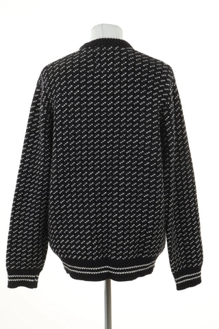Schwarzer Pullover mit Muster
