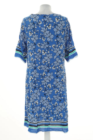 Blaues Kleid mit Blumenmuster