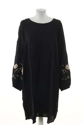 Sukienka czarna haftowana