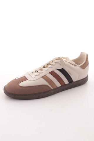 Beigefarbene Schuhe