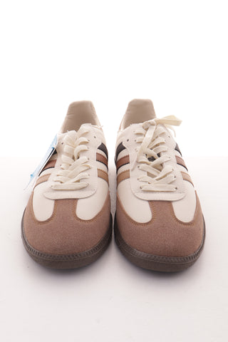 Beigefarbene Schuhe
